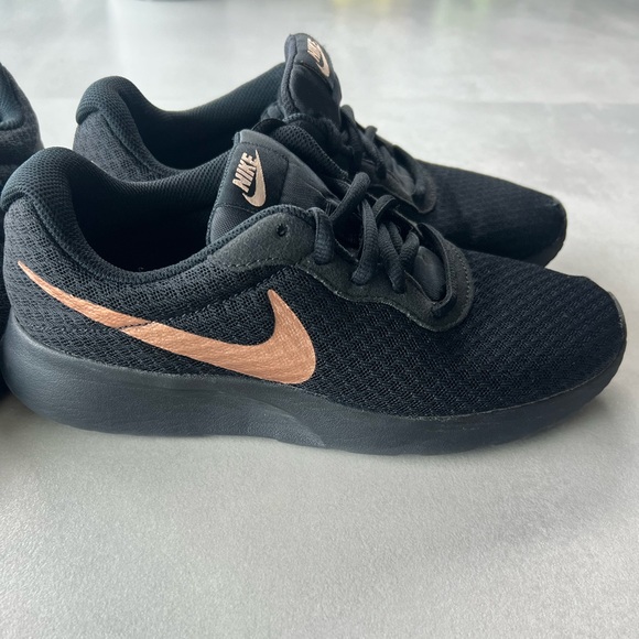 Bundle of 2 NIKE Tanjun Black Gold sneakers athletic size 7 running gym trainers - Picture 5 of 11